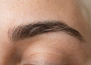 O que fazer quando aparecem pelos brancos nas sobrancelhas: cuidados, maquiagem e tratamentos