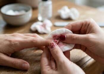 6 soluções caseiras para remover esmalte sem usar removedor de esmalte