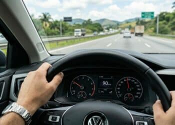 Novo estudo explica por que manter velocidade constante entre 80 e 90 km/h é a estratégia mais barata