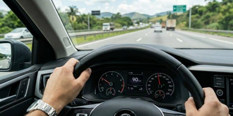 Novo estudo explica por que manter velocidade constante entre 80 e 90 km/h é a estratégia mais barata