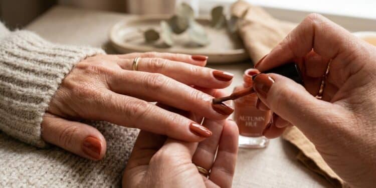 As 5 cores de esmaltações de outono valorizam as mãos e garantem uma esmaltação refinada e que estão conquistando as mulheres maduras