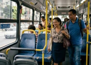Nova lei prevê prioridade para mulheres e sugere que homens cedam os assentos de janela no ônibus