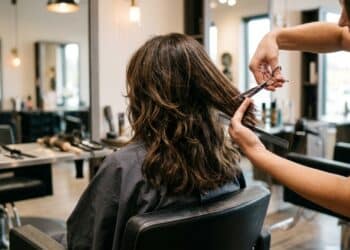 Long bob, camadas e pixie moderno estão entre cortes de cabelo que rejuvenescem de 40 para 18 anos