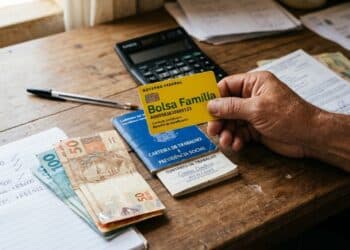 Bolsa Família tem regra que permite continuar recebendo benefício após conseguir emprego