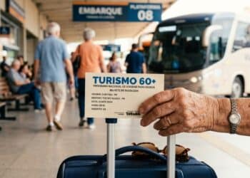 Viagens gratuitas para maiores de 60 anos: dois programas, dois governos, regras diferentes