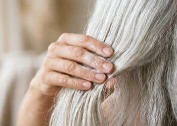 Meu cabelo branco estava sem vida há meses, e essa rotina o revitalizou e salvou os fios