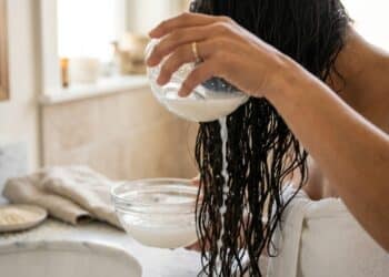 Água de arroz no cabelo melhora a aparência dos fios, mas não acelera crescimento