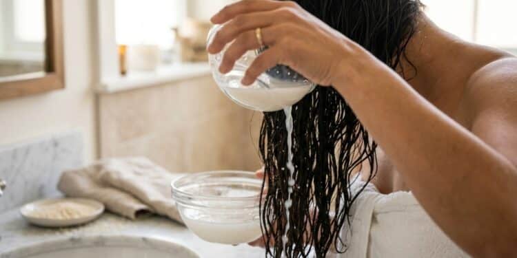 Água de arroz no cabelo melhora a aparência dos fios, mas não acelera crescimento