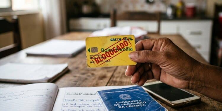 Mãe achou que perderia os R$ 150 do Bolsa Família e descobriu o que realmente bloqueia o benefício