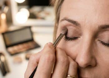 Sombra para os olhos ganha novos critérios entre mulheres na faixa dos 50 anos
