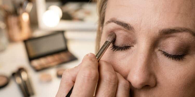 Sombra para os olhos ganha novos critérios entre mulheres na faixa dos 50 anos