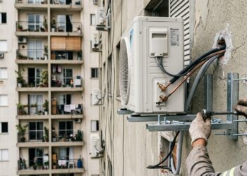 Multa por instalar ar-condicionado na fachada pode chegar a 5 mil em condomínios no Brasil