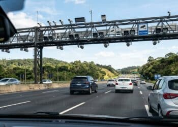 Motoristas ganham prazo após suspensão de 3,4 milhões de multas em novo sistema de pedágio