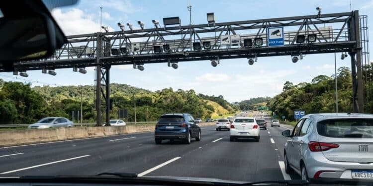 Motoristas ganham prazo após suspensão de 3,4 milhões de multas em novo sistema de pedágio