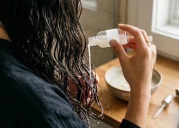 Água de arroz melhora brilho e maciez dos fios sem prometer crescimento acelerado e virou febre nas redes sociais