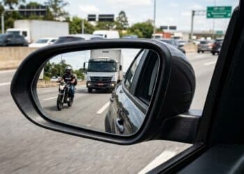 Regra do Contran sobre retrovisores e sistemas de câmera para veículos já está em vigor em 2026
