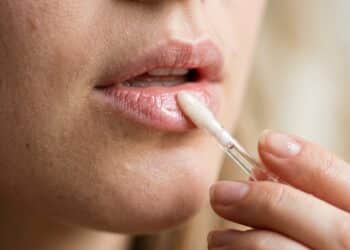 Fórmulas modernas de gloss labial como tratamento volumizador para mulheres.