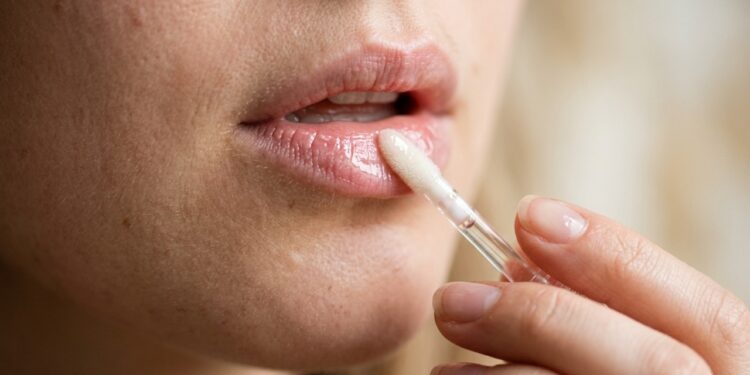 Fórmulas modernas de gloss labial como tratamento volumizador para mulheres.