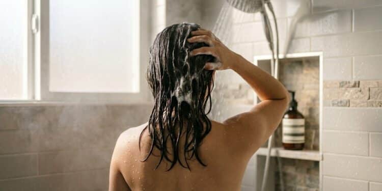 Cada tipo de cabelo possui uma frequência de lavagem e entender suas necessidades ajuda a mantê-los saudáveis e hidratados