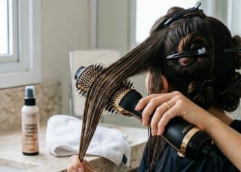 Cabeleireiros mostram como usar a escova secadora sem prejudicar os fios e evitar o frizz depois