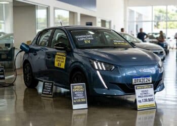 Carros elétricos podem perder até 60% do valor e especialistas apontam os principais motivos