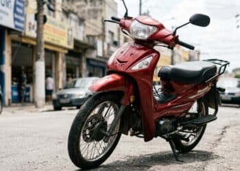 Com autonomia de 150 km, moto da Shineray chama atenção por dispensar CNH comum