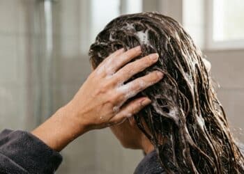Shampoo baratinho promete cabelo de salão em casa com brilho e volume já na primeira lavagem