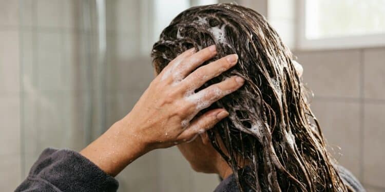 Shampoo baratinho promete cabelo de salão em casa com brilho e volume já na primeira lavagem