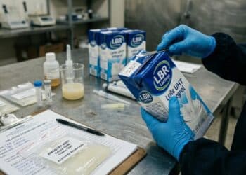 Anvisa proíbe venda de leite de marca popular após identificar fraude e acende alerta aos consumidores