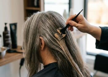 Adeus à tintura de cabelo tradicional: nova tendência que cobre os cabelos brancos e ajuda você a parecer mais jovem