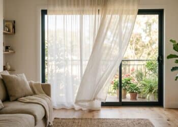 10 opções de cortinas e persianas que deixam as portas de vidro deslizantes mais iluminadas e elegantes