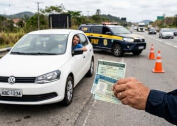 Motoristas sem esses dois documentos obrigatórios podem levar multa pesada e precisam ficar atentos