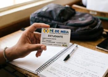 Programa do governo paga até R$ 1.050 por mês para futuros professores em 2026