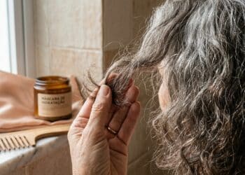 Cuidar do frizz aos 50 com os produtos corretos deixa os cabelos mais brilhantes e fáceis de pentear