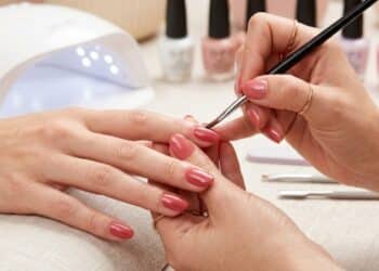 Manicure dura mais com esmaltes semipermanentes bem aplicados e nem descascam rápido