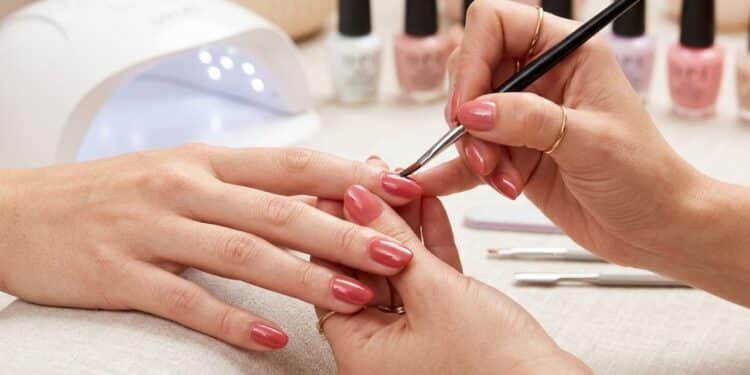 Manicure dura mais com esmaltes semipermanentes bem aplicados e nem descascam rápido
