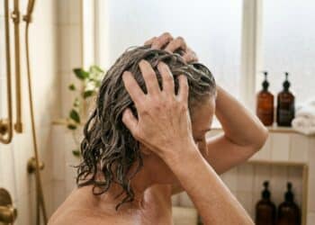 O método francês de lavar o cabelo com menos frequência que mulheres acima de 50 anos vão copiar