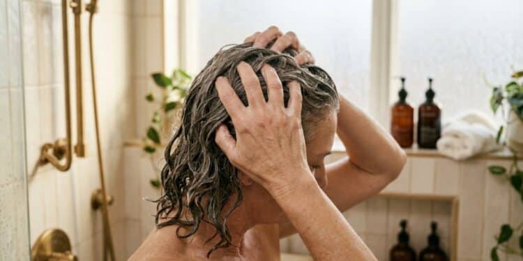 O método francês de lavar o cabelo com menos frequência que mulheres acima de 50 anos vão copiar