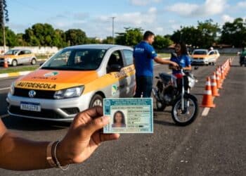 Nova regra permite tirar a primeira CNH sem pagar e anima brasileiros de baixa renda