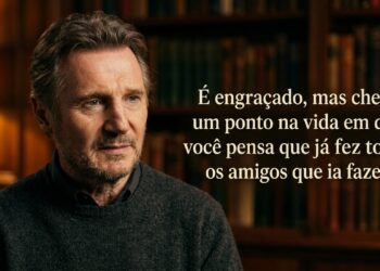 Homem maduro em biblioteca aparece ao lado de frase em português sobre amizade, maturidade e fases da vida.