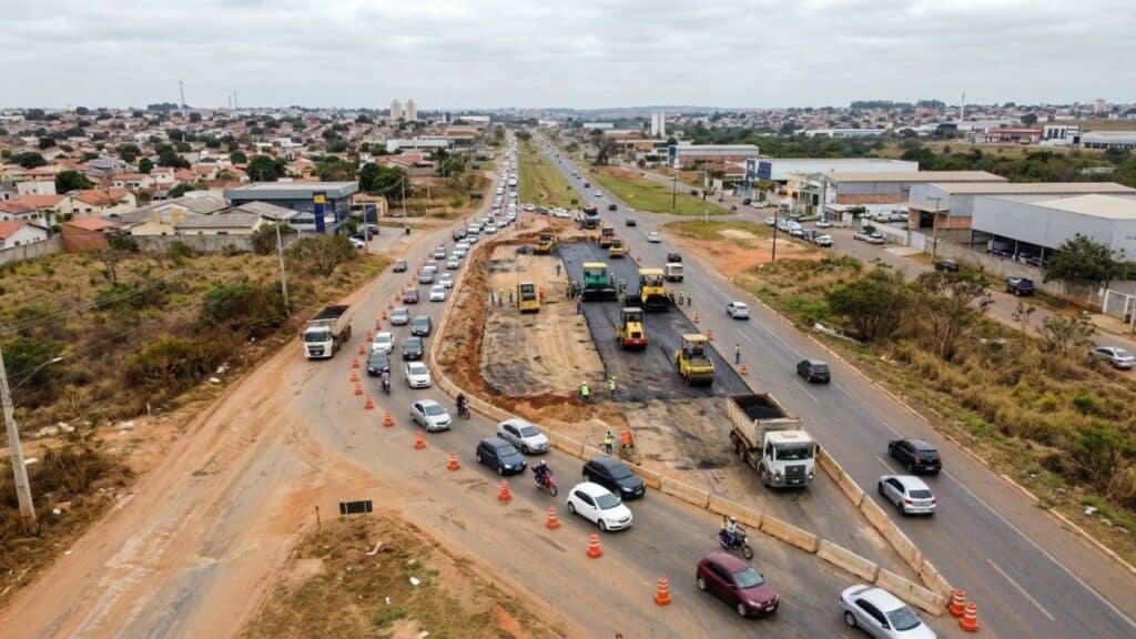 Obra na GO-060 chega a 72% e motoristas devem usar desvio no sentido Trindade