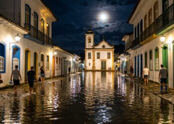 Quando a lua cheia chega, o mar invade as ruas desta cidade histórica cheia de curiosidades