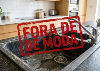 Pia de cozinha escura com marcas de uso aparece com carimbo vermelho com a frase “Fora de moda”.