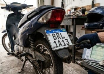 Sua cinquentinha pode ser retido se não cumprir as novas regras de placa e habilitação em 2026