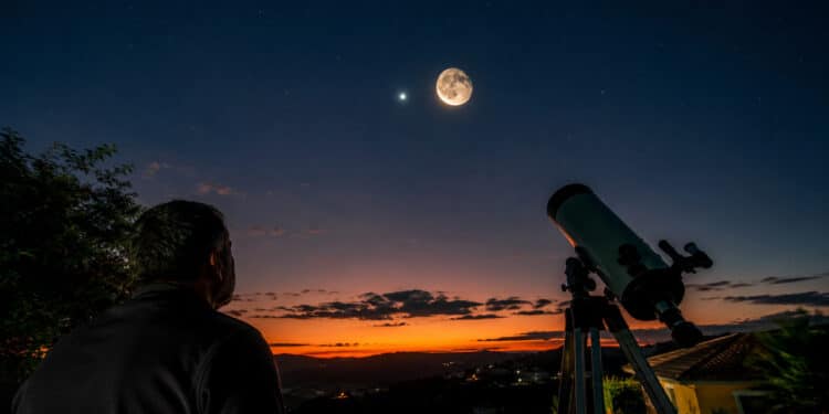 Fenômeno raro no céu impressiona e astrônomo amador do interior de SP registra conjunção da Lua com Vênus