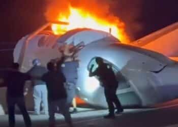 Queda de avião em rodovia termina com vítima fatal e imagens impressionam