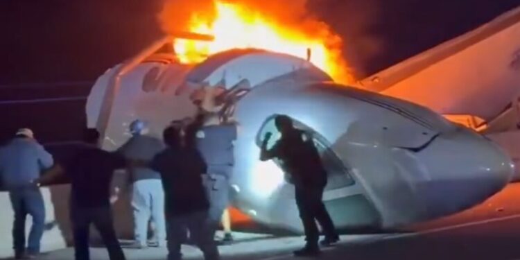 Queda de avião em rodovia termina com vítima fatal e imagens impressionam