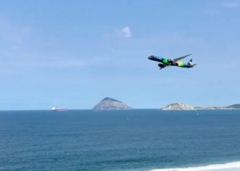 Avião da Azul surpreende banhistas ao fazer voo rasante nas praias do Rio em ação com a CBF