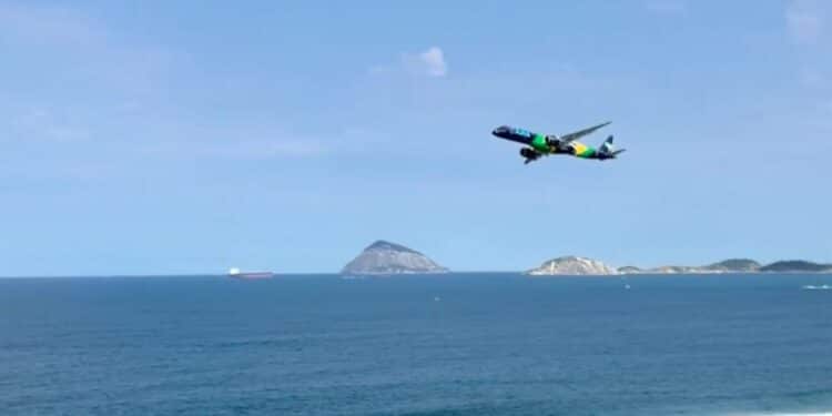 Avião da Azul surpreende banhistas ao fazer voo rasante nas praias do Rio em ação com a CBF
