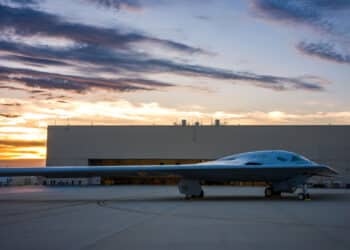 Primeiro voo do bombardeiro B-21 Raider marca nova era da aviação militar dos EUA